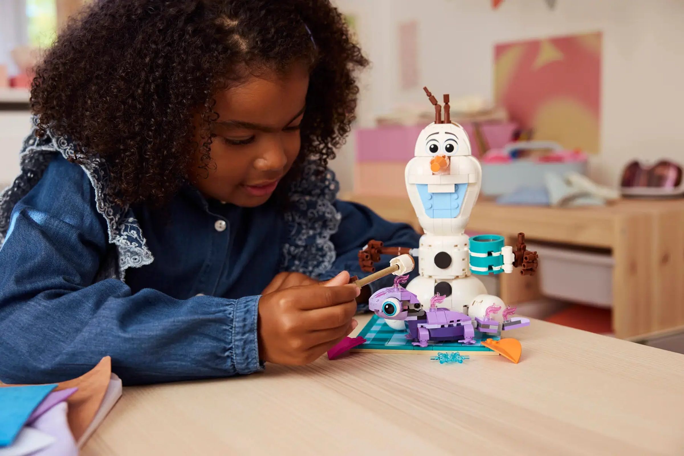 Конструктор LEGO Disney - Забавен пикник с Олаф и Бруни